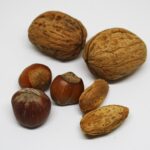 Noci su un tavolo, simbolo di salute per cuore e cervello, in un contesto di alimentazione sana.