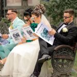 Concorrente di Affari Tuoi mentre sceglie un pacco sul palco del gioco.