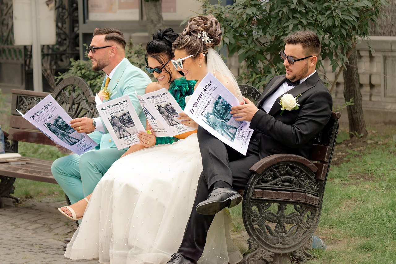 Concorrente di Affari Tuoi mentre sceglie un pacco sul palco del gioco.