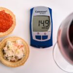 Immagine di alimenti sani per abbassare il colesterolo: frutta, verdura e cereali integrali.