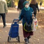 Infografica sui requisiti per la nuova età pensionabile dal 2026 in Italia.