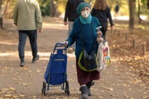 Infografica sui requisiti per la nuova età pensionabile dal 2026 in Italia.