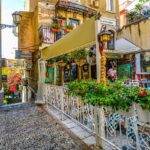 Vicolo romantico della piccola Parigi italiana con caffè storici ed eleganza architettonica.