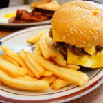 Immagine di piatti poco salutari che evidenziano errori alimentari per colesterolo alto.