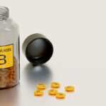 Donna che osserva il sole, simboleggiando l'importanza della vitamina D per la salute.