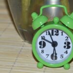 Immagine di un piatto sano con frutta, verdura e un bicchiere d'acqua, simbolo di abitudini mattutine salutari.