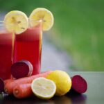 Bevanda detox per il fegato con ingredienti freschi in un bicchiere.