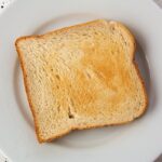 Fette biscottate in un pacco, con evidenza della marca considerata meno salutare per il cuore.