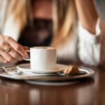 Immagine di tre confezioni di caffè con etichette evidenziate, segnate come da evitare nei test.