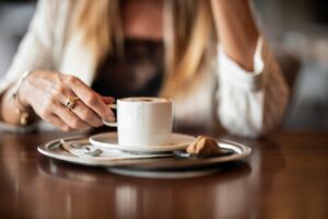 Immagine di tre confezioni di caffè con etichette evidenziate, segnate come da evitare nei test.