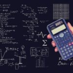 Calcolo matematico: espressione 8×7−15/3 con risultato finale evidenziato.