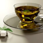 Tazza di tè verde fumante con foglie fresche, ideale per bruciare grassi in 5 minuti.